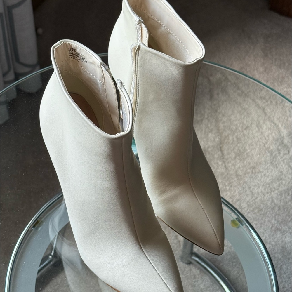BCBGeneration Cream/Winter White Ankle Booties size 7.5. New without tags